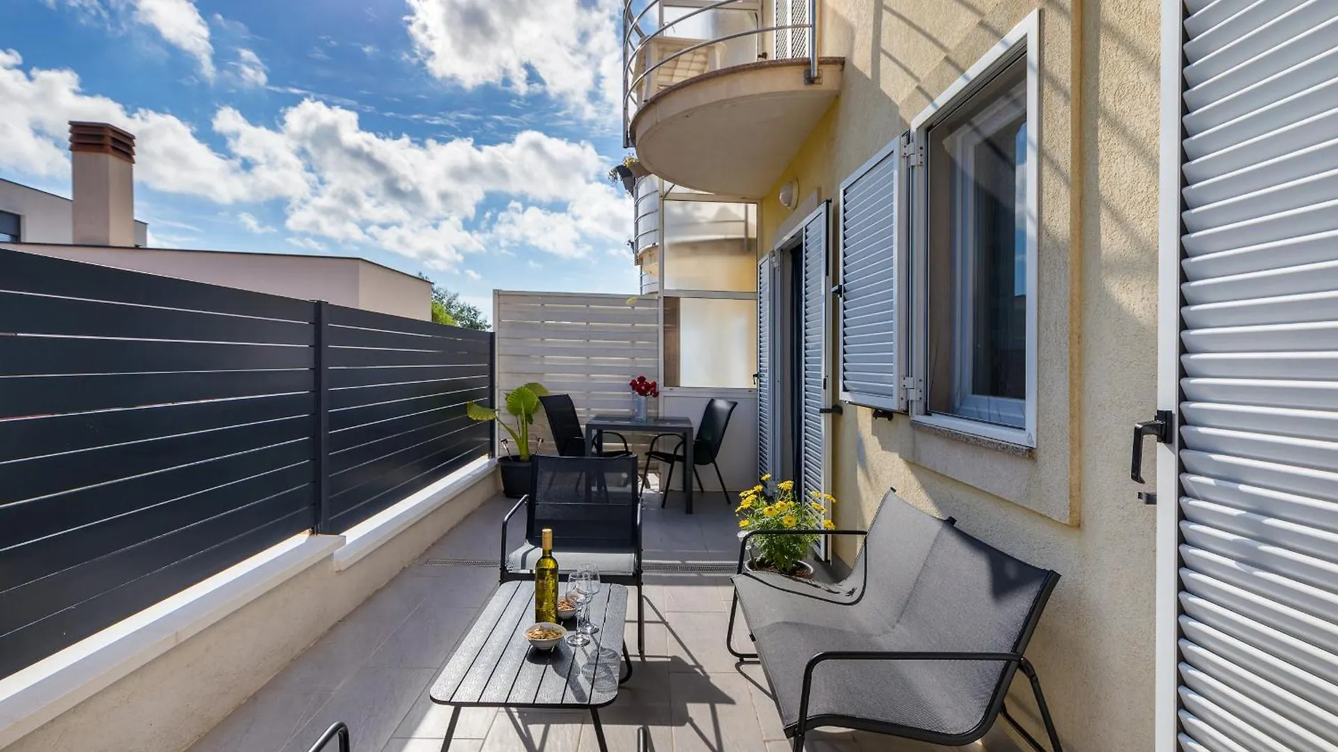 Apartman Sunny Lena contacts
